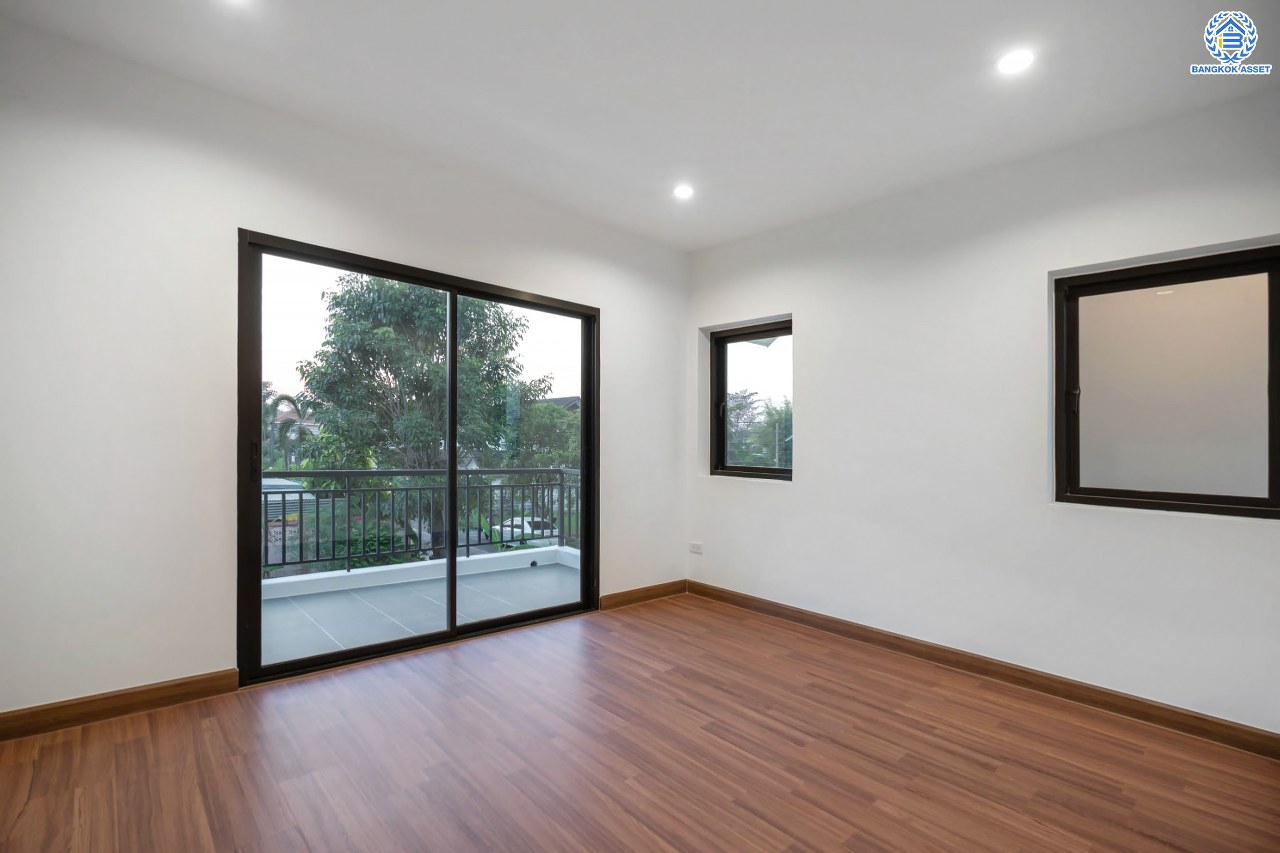 บ้านมือสองตกแต่งใหม่ ตกแต่งสไตล์ Nordic โครงการ กฤษดานคร18 บรมราชชนนี-พุทธมณฑลสาย3  เนื้อที่ 60 ตร.ว. บนพื้นที่ใช้สอยมากถึง 322 ตร.ม. อีกระดับของฟังก์ชัน 3 ห้องนอน 3 ห้องน้ำ 1 ห้องอเนกประสงค์ จอดรถได้ 3 คัน บรรยากาศสุด Private บนทำเลศักยภาพเชื่อมต่อหลายเส้นทาง ใกล้เซ็นทรัลปิ่นเกล้า ม.มหิดล และทางด่วน "ศรีรัช"